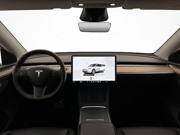 Tesla Model Y 16 of 30