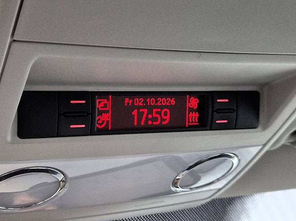 Volkswagen Caravelle 17 of 24