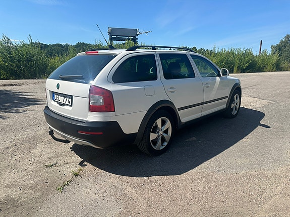 Skoda Octavia Scout 2 of 8