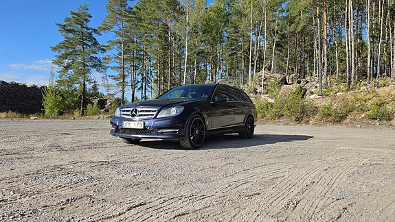 Mercedes-Benz C220 2 of 5
