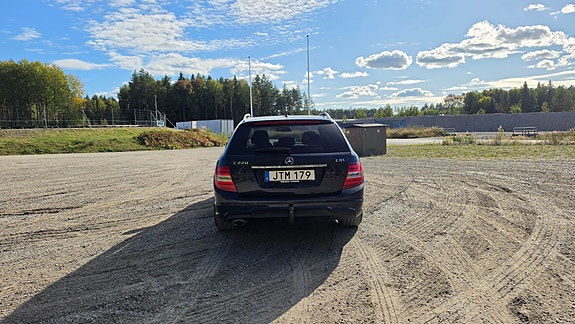 Mercedes-Benz C220 4 of 5