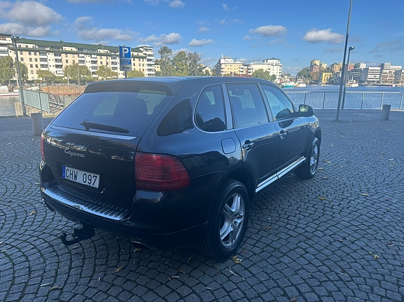 Porsche Cayenne 4 of 6