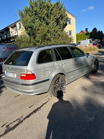 BMW 320i 2 of 13