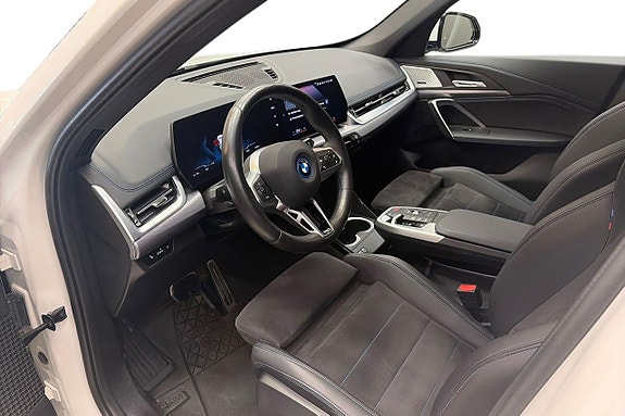 BMW iX1 9 of 16