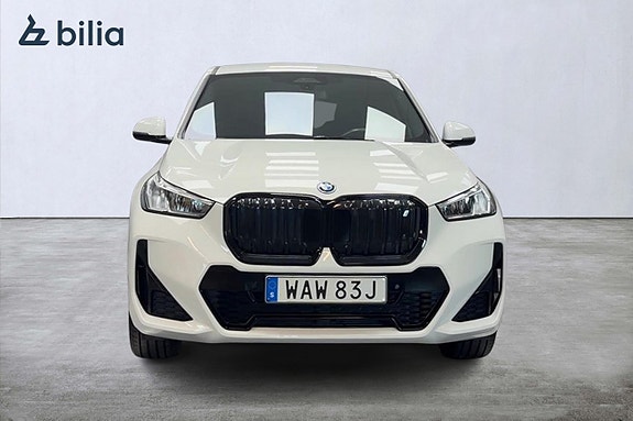 BMW iX1 8 of 16