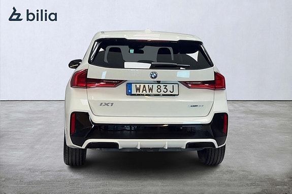 BMW iX1 7 of 16