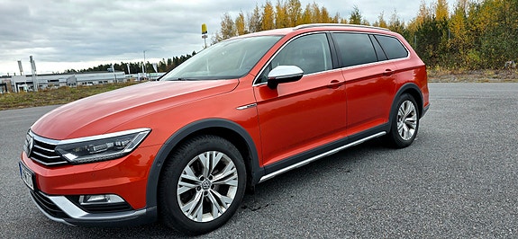 Volkswagen Passat Alltrack 2 of 6