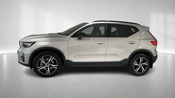 Volvo XC40 3 of 17
