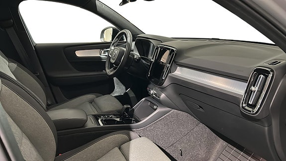 Volvo XC40 5 of 17