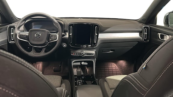 Volvo XC40 6 of 17