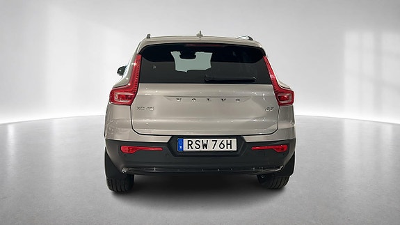 Volvo XC40 8 of 17