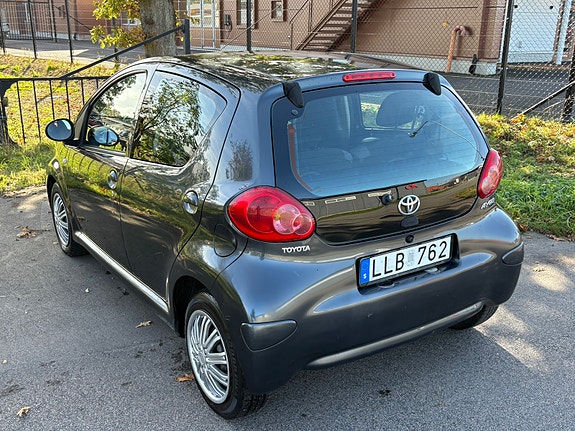 Toyota Aygo 2 of 5