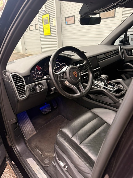 Porsche Cayenne 4 of 4