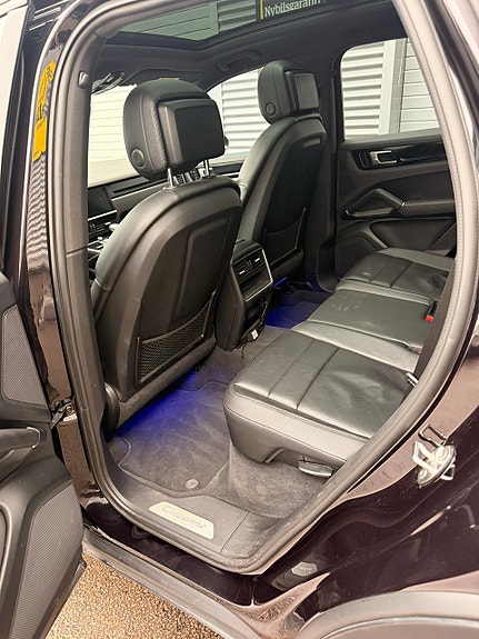 Porsche Cayenne 3 of 4