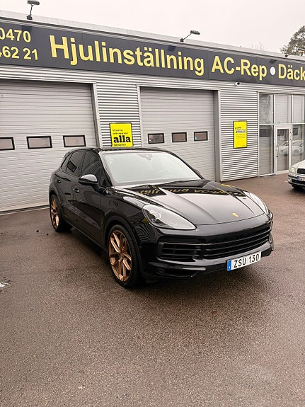 Porsche Cayenne 2 of 4