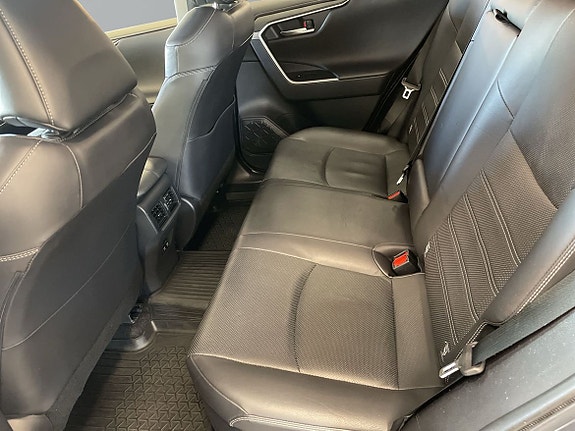 Toyota RAV4 9 of 20