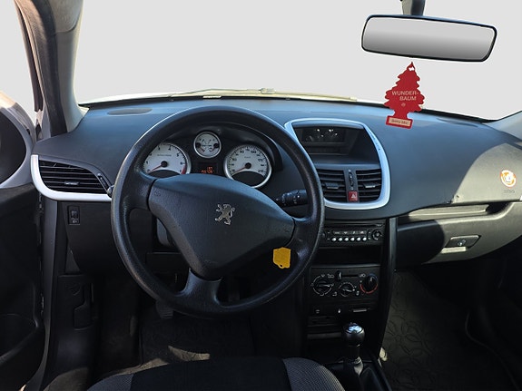 Peugeot 207 SW 11 of 13