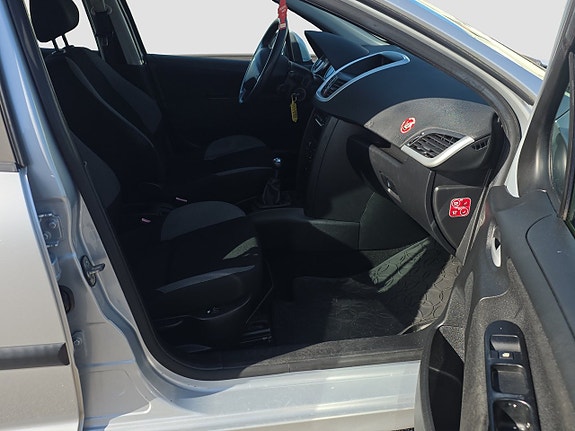 Peugeot 207 SW 12 of 13