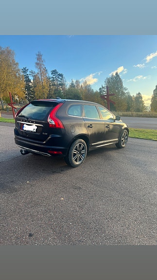 Volvo XC60 2 of 4