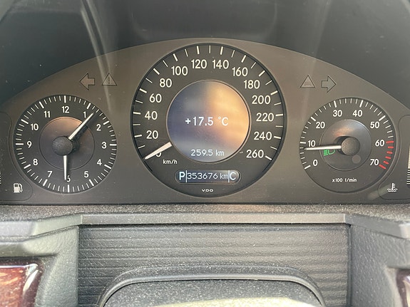 Mercedes-Benz E200 10 of 11