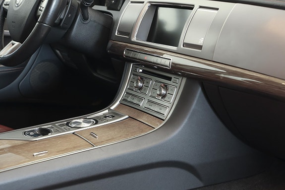 Jaguar XF 11 of 17