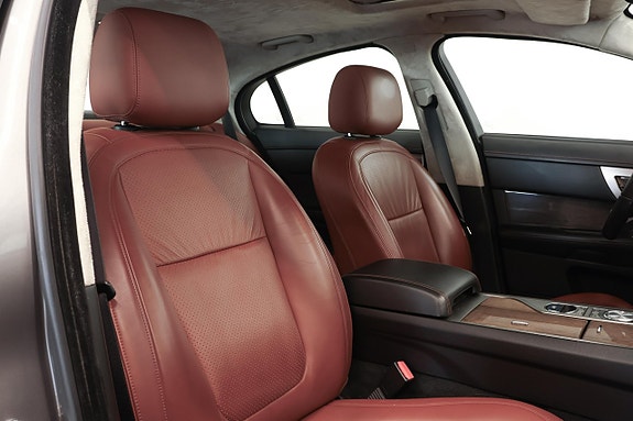 Jaguar XF 10 of 17