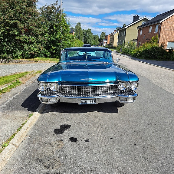 Cadillac Coupé DeVille 2 of 6
