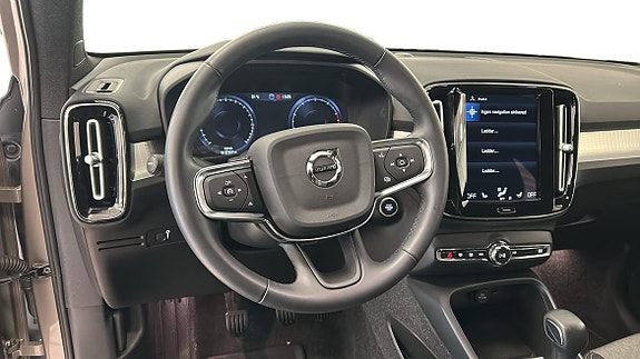 Volvo XC40 11 of 16