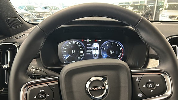 Volvo XC40 12 of 16