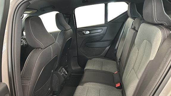 Volvo XC40 7 of 16
