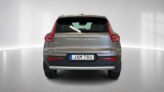 Volvo XC40 8 of 16