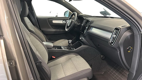 Volvo XC40 5 of 16