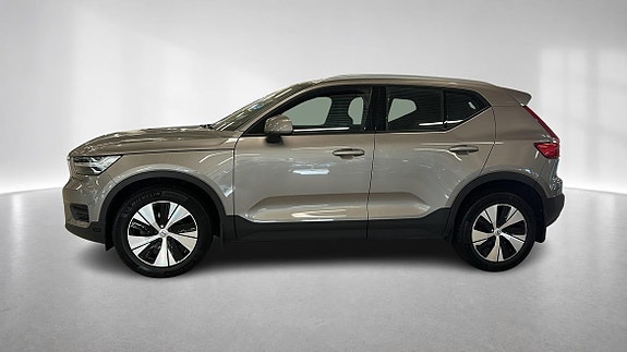 Volvo XC40 3 of 16