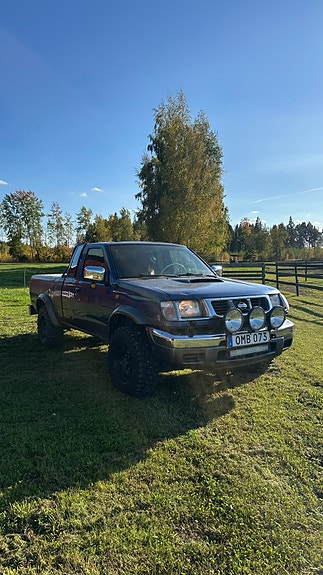 Nissan NP300 2 of 6