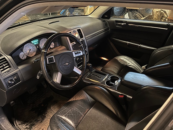 Chrysler 300C 2 of 4