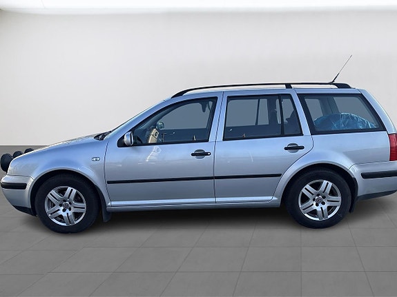 Volkswagen Golf V 2 of 9
