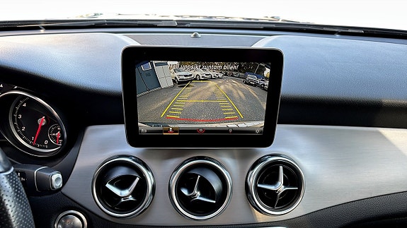 Mercedes-Benz GLA200 9 of 13