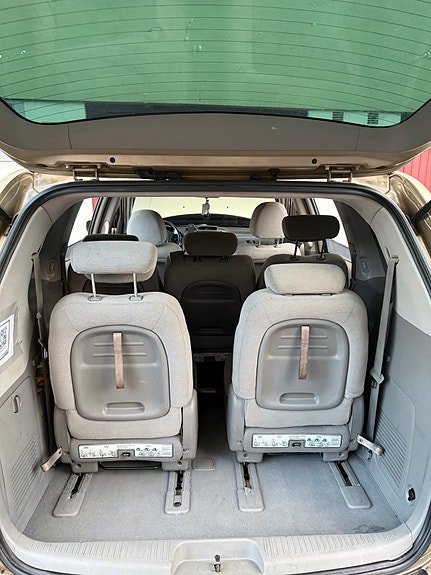 Kia Carnival 3 of 9