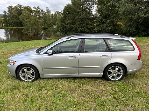 Volvo V50 2 of 16