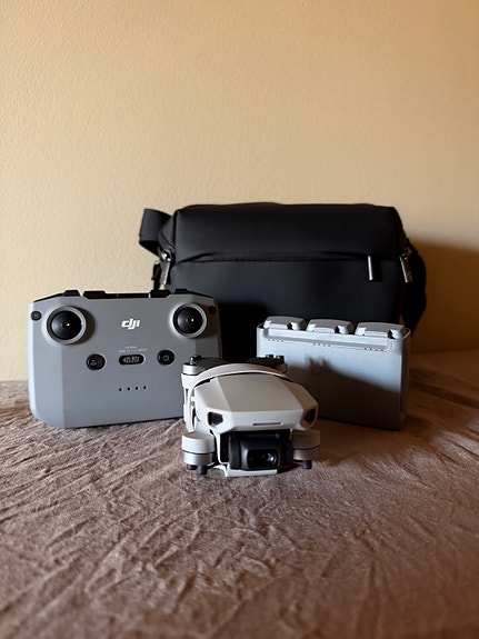 DJI Mini drönare med fjärrkontroll