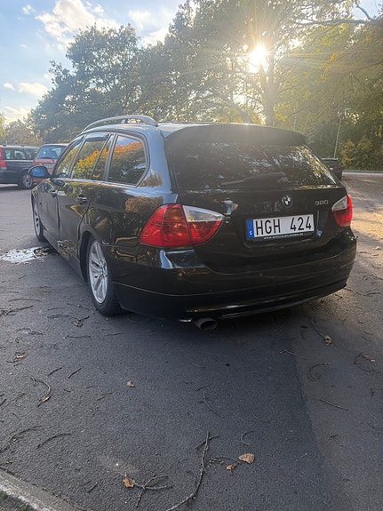 BMW 320i 3 of 6