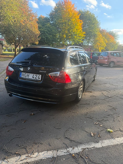BMW 320i 4 of 6