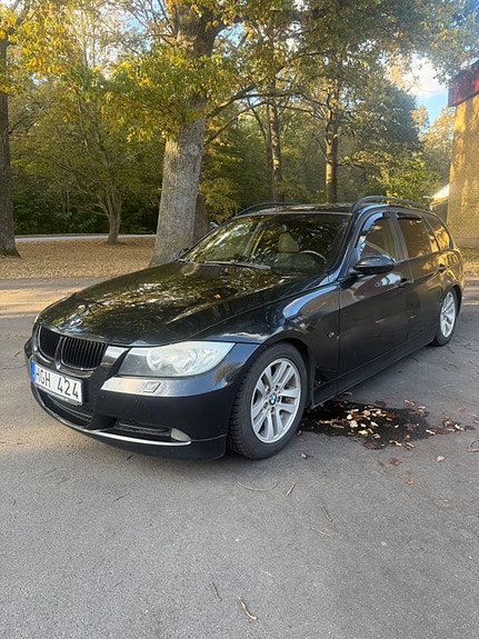 BMW 320i 2 of 6