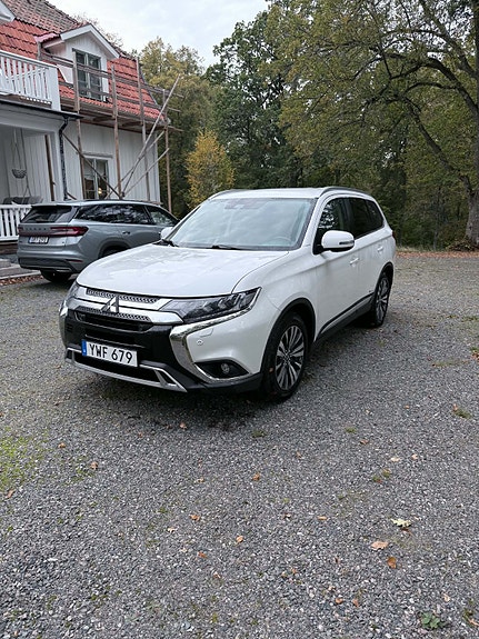 Mitsubishi Outlander 2 of 8