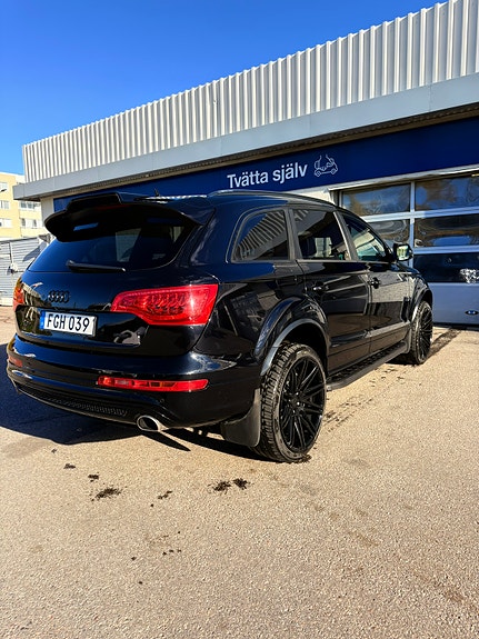 Audi Q7 2 of 4