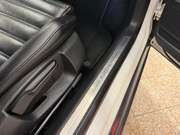 Volkswagen Passat Alltrack 16 of 17