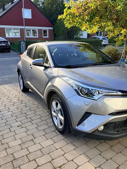 Toyota C-HR 4 of 8