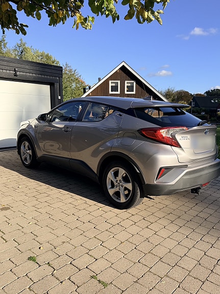 Toyota C-HR 3 of 8