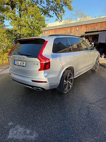 Volvo XC90 2 of 11