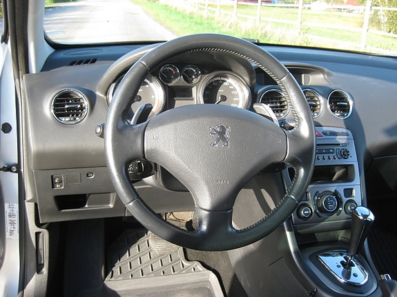 Peugeot 308 SW 13 of 14